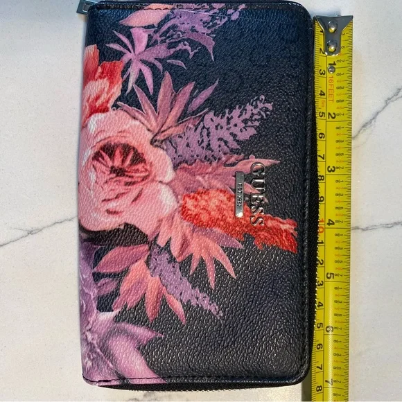 Guess Wallet - Picture 13 of 15